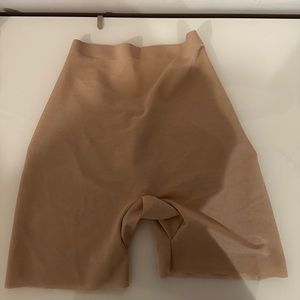 Skims low back short shape wear